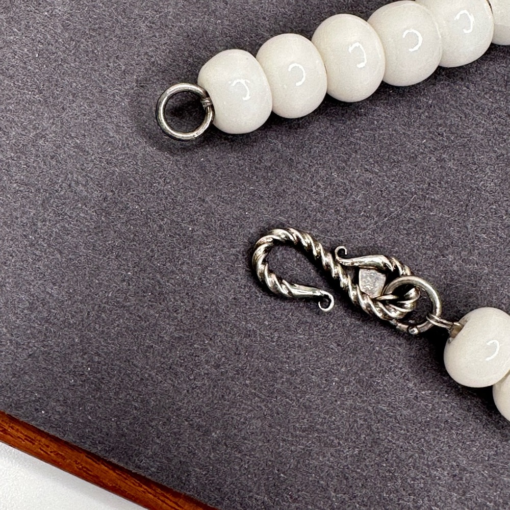 Heavy White Stone Beaded Necklace Chunky Graduated Bead Twisted Silver Clasp VTG - Picture 4 of 7